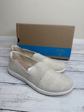 Clarks Women's Slip-On Flats in Light Tan Linen, shimmer shiny thread